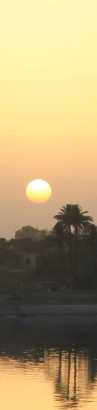 Fahre auf dem Nil in den Sonnenuntergang
